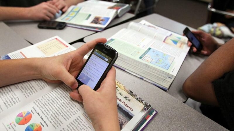 Celulares en el aula: cómo resuelven los colegios privados un desafío cada vez más complejo