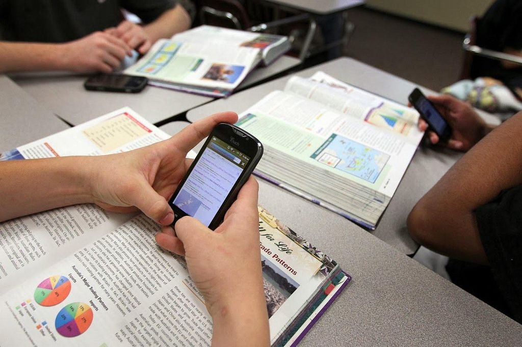 Celulares en el aula: cómo resuelven los colegios privados un desafío cada vez más complejo