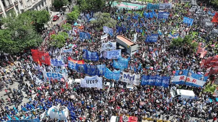 Multitudinaria marcha por el Día del Trabajador: reclamos, tensión y un mensaje claro al Gobierno