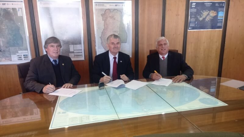 Firman convenio para fortalecer la georreferenciación y los servicios satelitales en todo el país