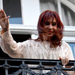 Cristina Kirchner saludando desde el balcón de su departamento, donde cumple prisión domiciliaria