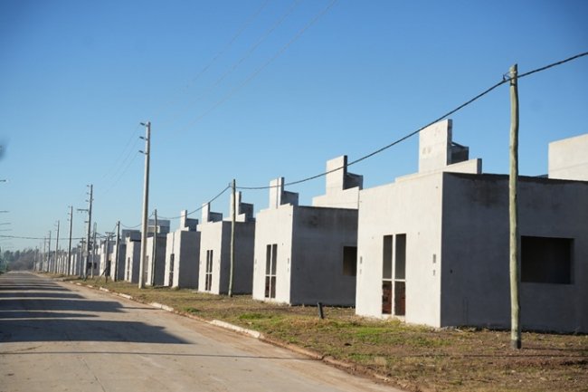 Provincia reactivó las obras en 50 viviendas abandonadas por Nación en Ensenada