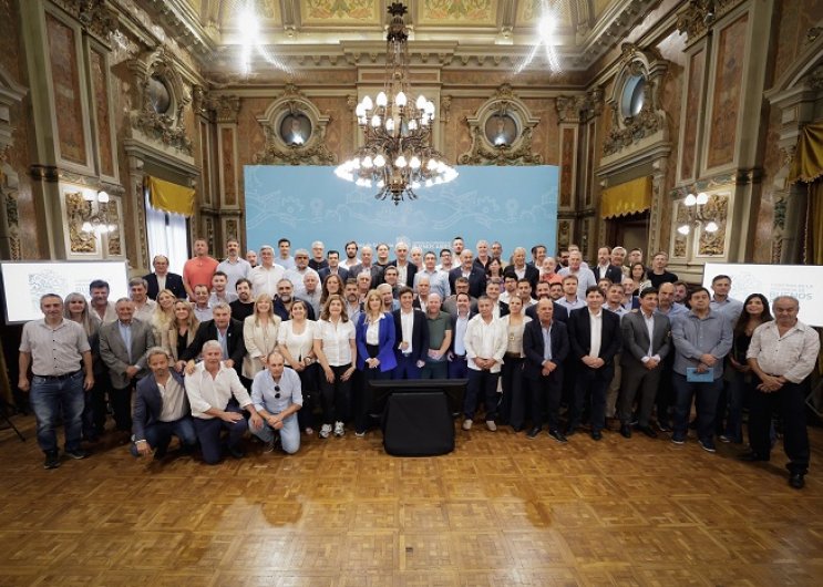 Crisis en los municipios: Kicillof convoca a los 135 intendentes bonaerenses