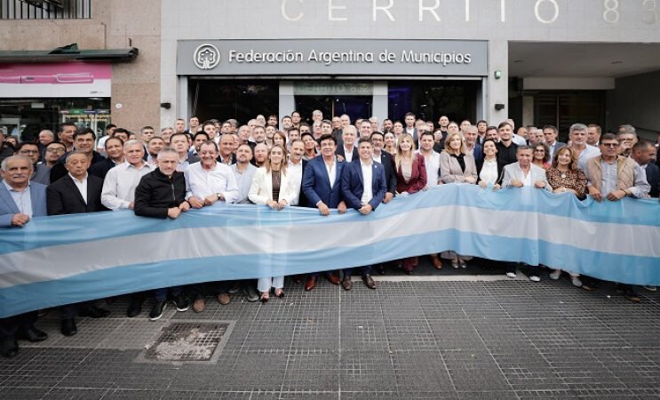 Kicillof encabezó reclamo federal por obras ante Nación junto a intendentes