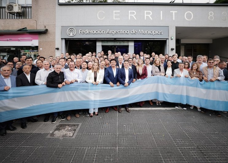 Kicillof encabezó reclamo federal por obras ante Nación junto a intendentes