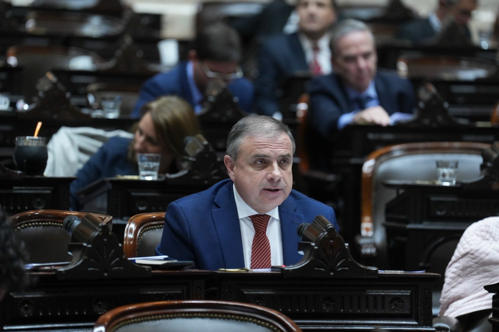 Presentan un proyecto de ley para limitar los mecanismos adictivos de las plataformas digitales y proteger a menores