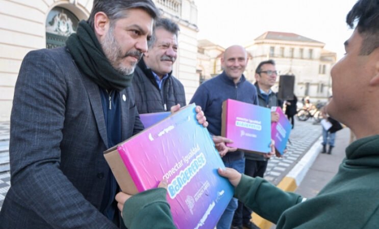 Bragado: entregaron computadoras a estudiantes y destacaron el acceso a la tecnología como herramienta educativa