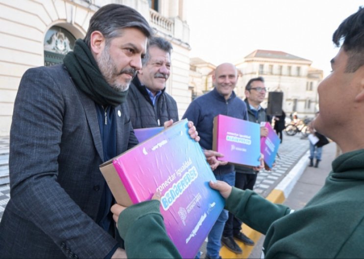 Bragado: entregaron computadoras a estudiantes y destacaron el acceso a la tecnología como herramienta educativa